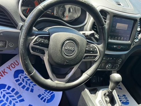Used 2018 Jeep Cherokee Latitude Plus w/ Comfort/Convenience Group FWD image 11