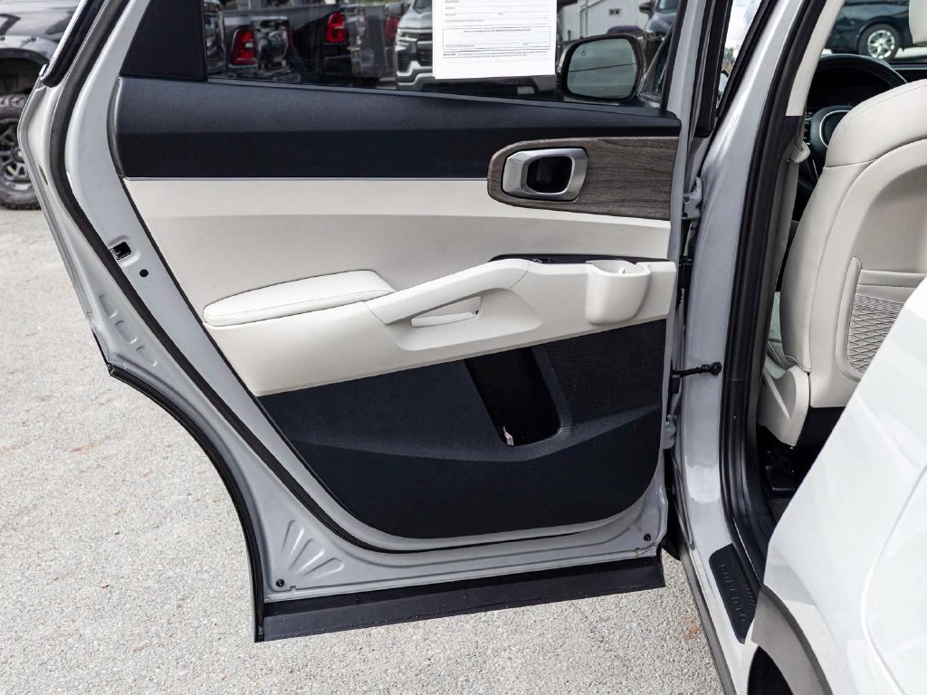 Used 2023 Kia Sorento S w/ Panoramic Sunroof Package AWD/4WD image 14