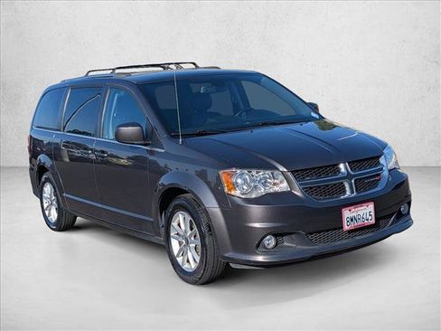Used 2018 Dodge Grand Caravan SXT FWD image 3