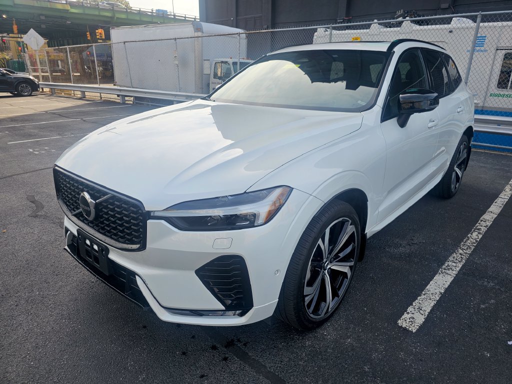 Used 2022 Volvo XC60 B6 R-Design AWD/4WD image 25
