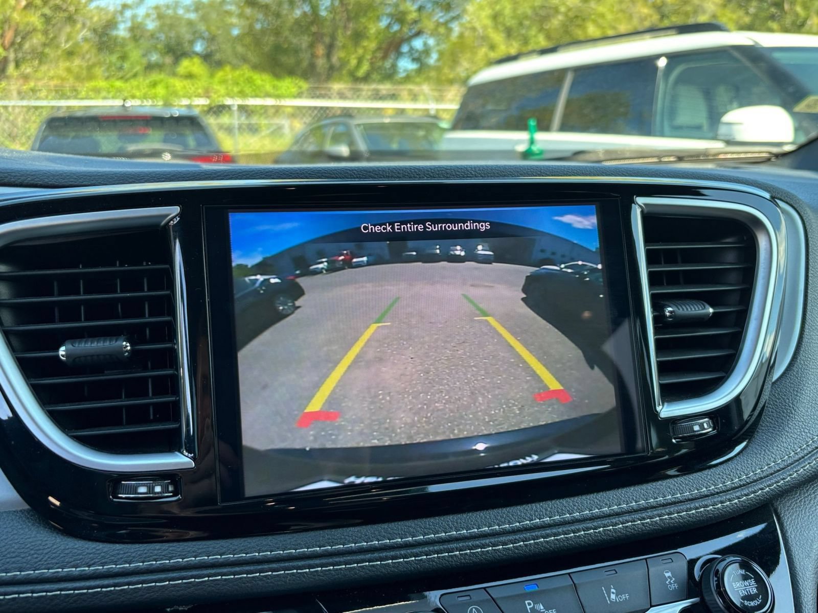 Used 2025 Chrysler Pacifica Limited FWD image 26
