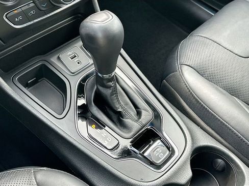 Used 2019 Jeep Cherokee Limited image 17