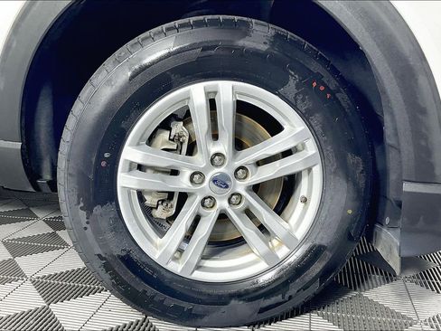 Used 2022 Ford Explorer XLT image 11