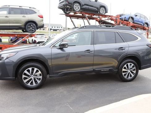 Used 2025 Subaru Outback Premium AWD/4WD image 8