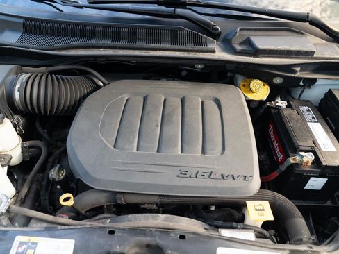 Used 2019 Dodge Grand Caravan SXT FWD image 38