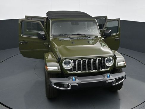 Used 2024 Jeep Wrangler Unlimited Sahara w/ Technology Group AWD/4WD image 38