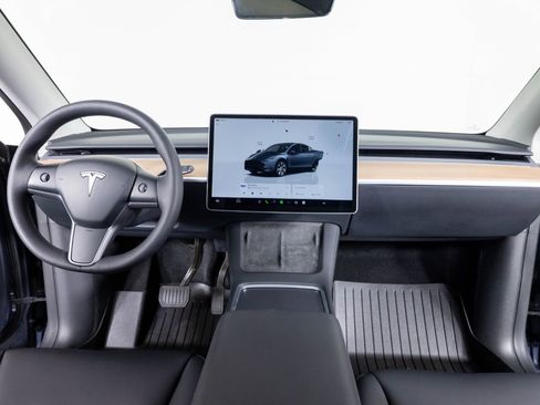 Used 2023 Tesla Model Y Long Range image 31