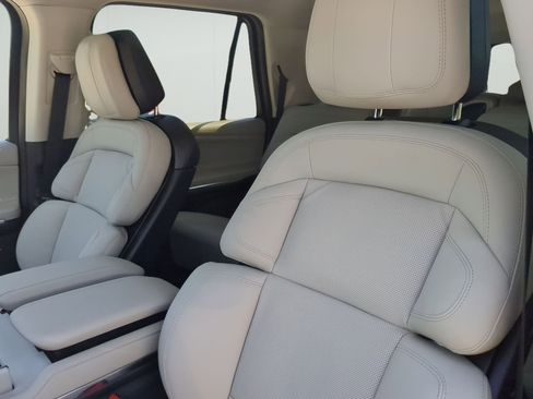 New 2026 Lincoln Navigator L Premier AWD/4WD image 11