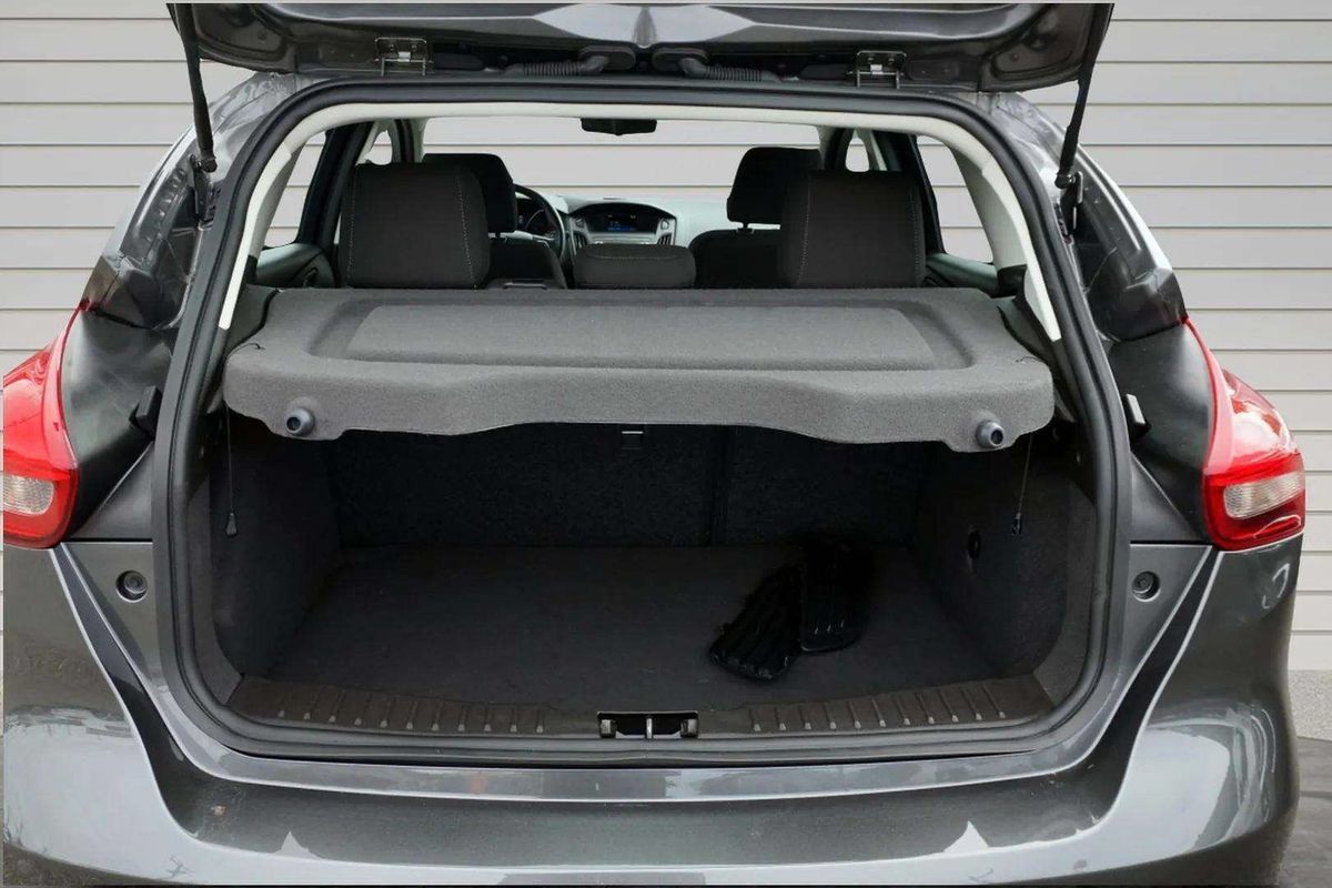 Used 2018 Ford Focus SE w/ Cold Weather Package FWD image 10