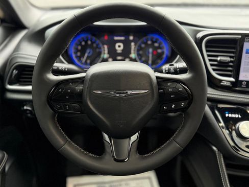 Used 2025 Chrysler Pacifica Limited image 13