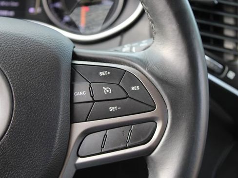 Used 2019 Jeep Cherokee Latitude Plus w/ Comfort/Convenience Group FWD image 20