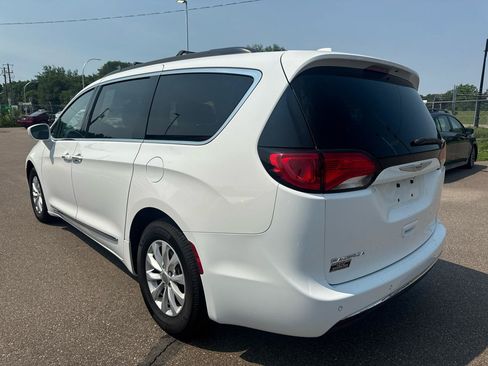 Used 2017 Chrysler Pacifica Touring-L FWD image 7