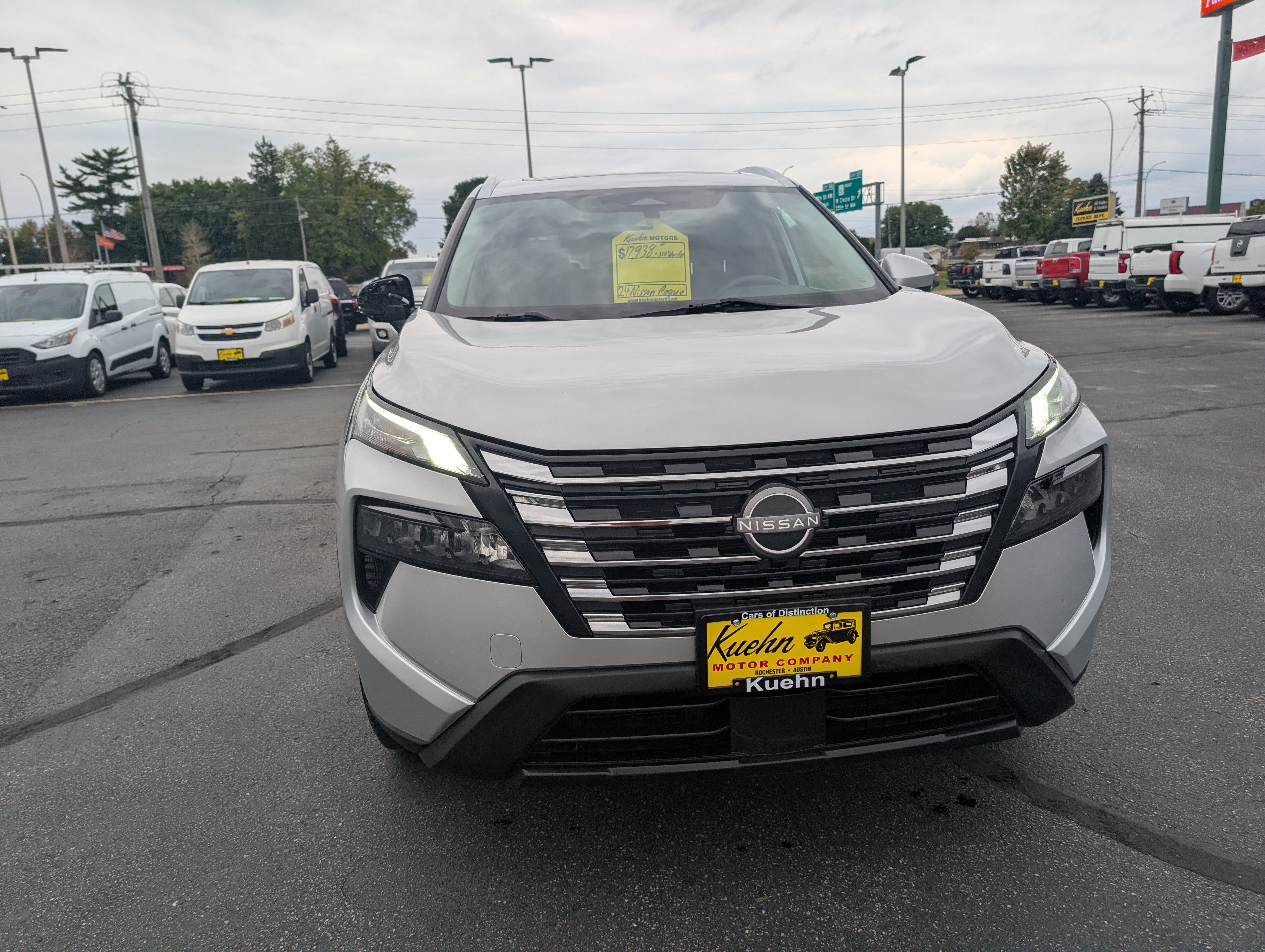 Used 2024 Nissan Rogue SV w/ SV Premium Package AWD/4WD image 3