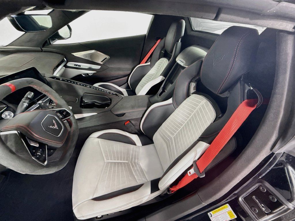 Used 2023 Chevrolet Corvette Stingray Premium Conv w/ Z51 Performance Package RWD image 5