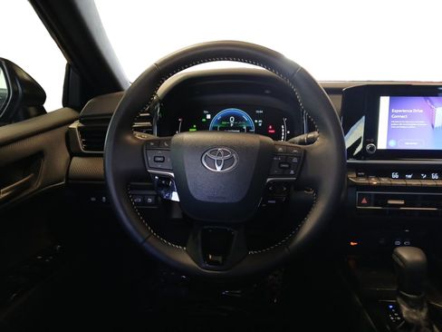 Used 2025 Toyota Camry SE image 12