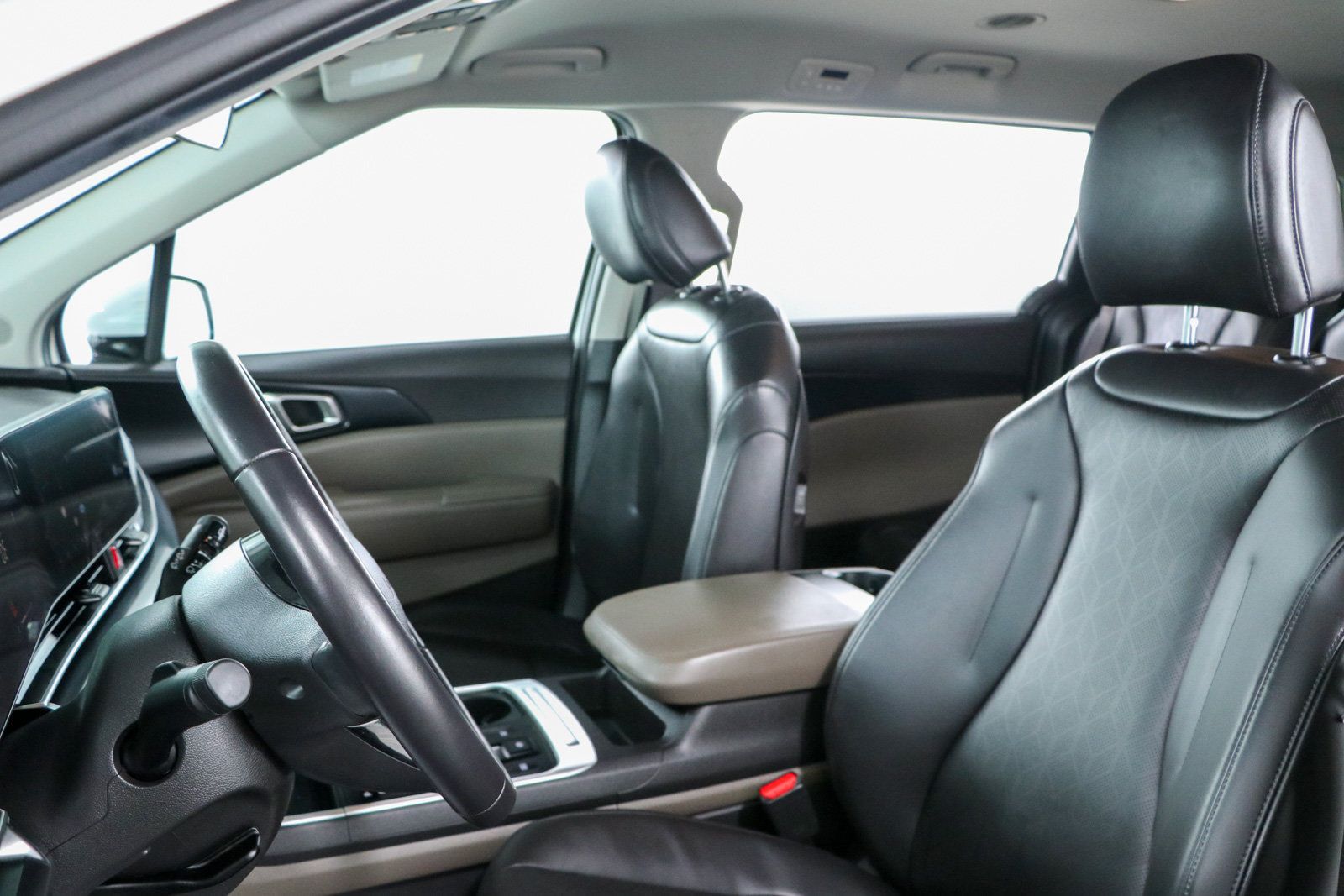 Used 2025 Kia Carnival FWD image 23