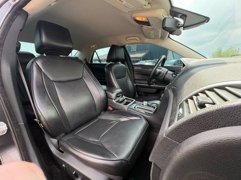 Used 2019 Chrysler 300 Limited AWD/4WD image 28
