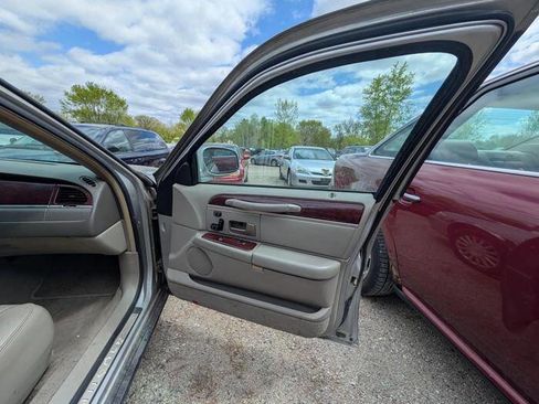 Used 2003 Lincoln Town Car Signature RWD image 30