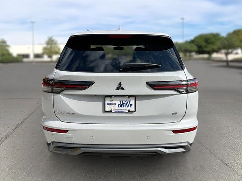 New 2025 Mitsubishi Outlander SE image 5