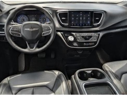 Used 2024 Chrysler Pacifica Touring-L FWD image 6