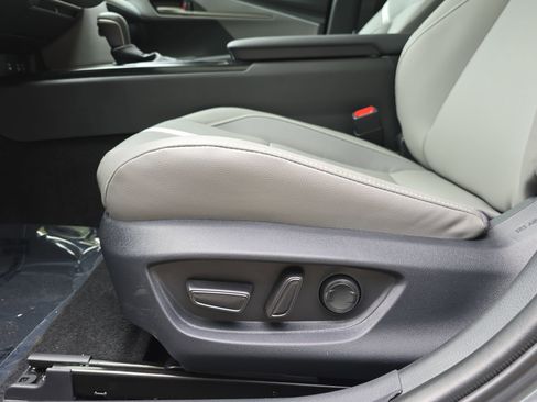 Used 2025 Toyota Camry SE w/ Convenience Package image 28