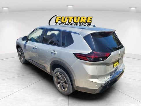 Certified 2025 Nissan Rogue SV FWD image 4