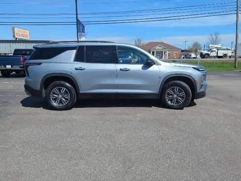 Used 2025 Chevrolet Traverse LT image 6