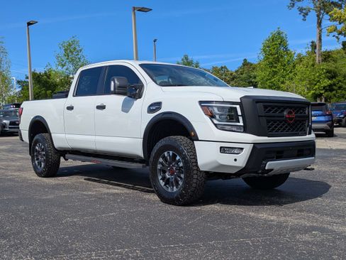Used 2024 Nissan Titan PRO-4X AWD/4WD image 2