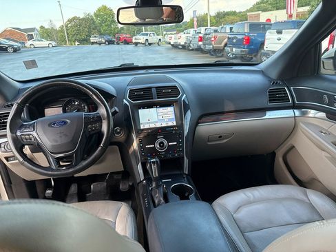 Used 2018 Ford Explorer Limited w/ Equipment Group 301A AWD/4WD image 15
