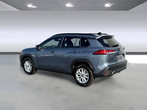 Used 2025 Toyota Corolla Cross LE image 3