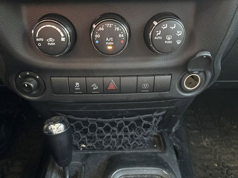 Used 2017 Jeep Wrangler Unlimited Sahara w/ Connectivity Group image 18