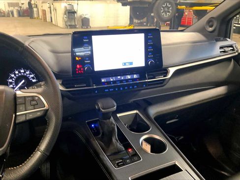 Used 2023 Toyota Sienna XLE Woodland Edition image 6