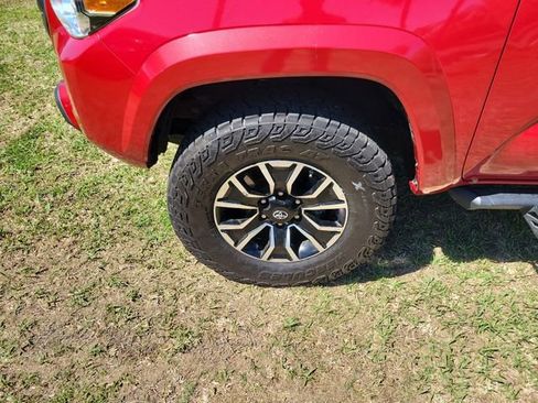 Used 2021 Toyota Tacoma SR5 AWD/4WD image 5