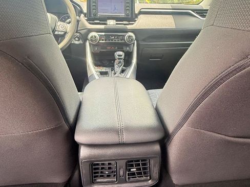 Used 2020 Toyota RAV4 XLE FWD image 5