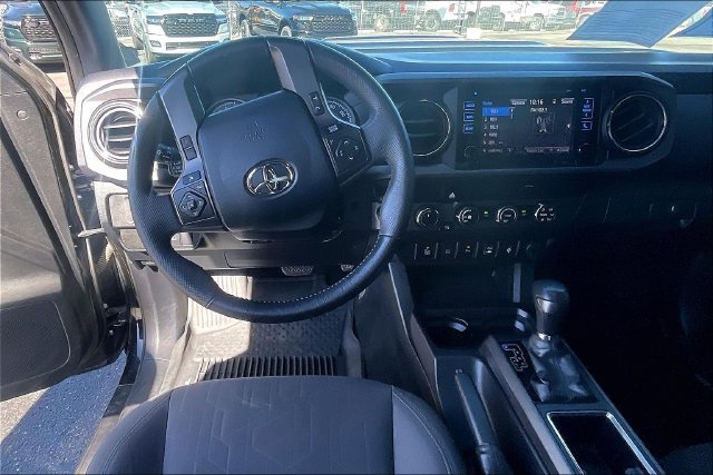 Used 2019 Toyota Tacoma TRD Sport w/ Technology Package AWD/4WD image 5