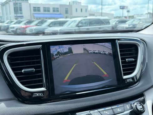 Used 2024 Chrysler Pacifica Touring-L FWD image 17