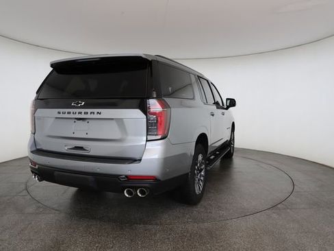 Used 2025 Chevrolet Suburban Z71 image 17