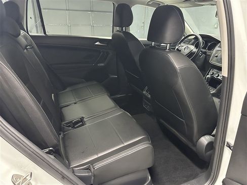 Used 2018 Volkswagen Tiguan SE w/ Panoramic Sunroof Package image 12
