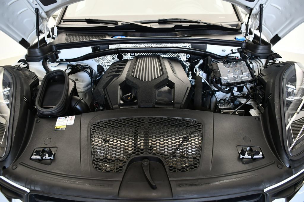 Certified 2023 Porsche Macan AWD/4WD image 12