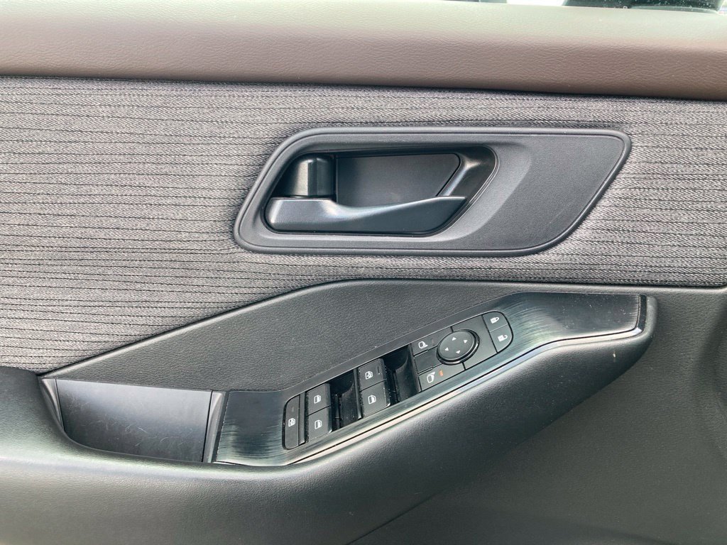 Used 2023 Nissan Rogue S FWD image 13