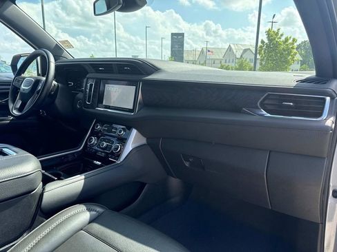 Used 2024 GMC Yukon XL Denali image 16