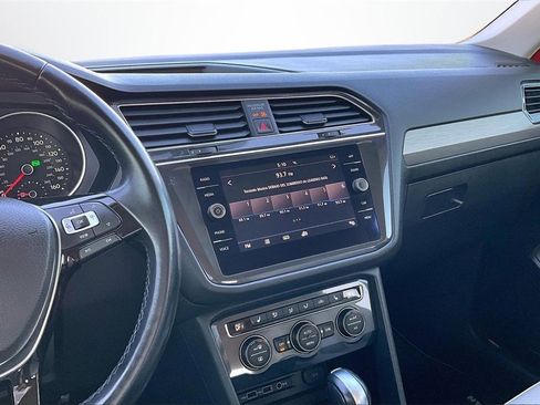 Used 2019 Volkswagen Tiguan SE w/ Panoramic Sunroof Package image 9
