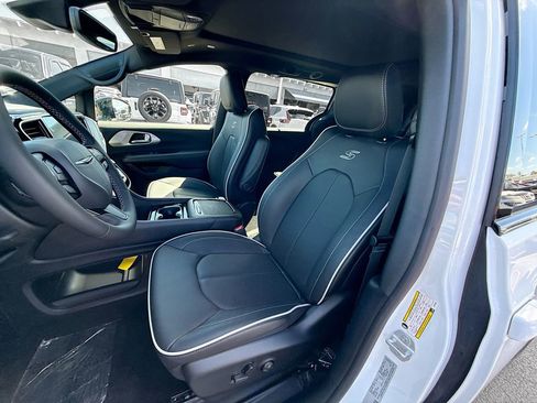 New 2026 Chrysler Pacifica Limited w/ S Appearance Package image 22
