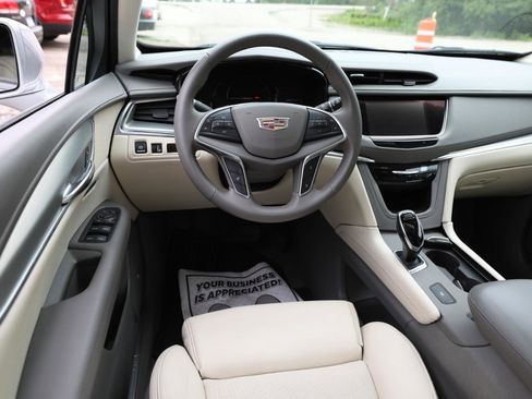 Used 2017 Cadillac XT5 Luxury w/ LPO, Wheel Lock Package FWD image 16