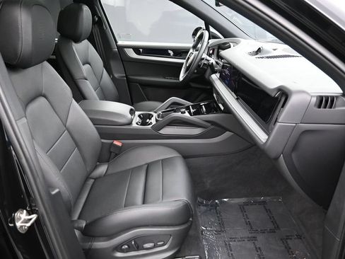 Certified 2025 Porsche Cayenne AWD/4WD image 29