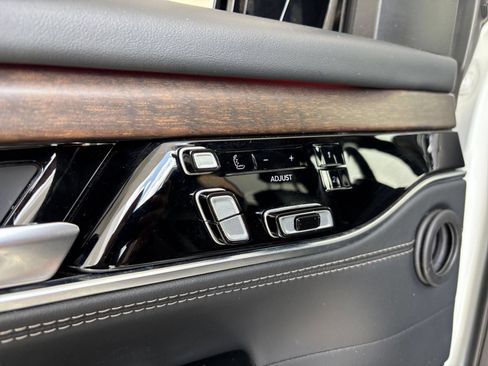 Used 2023 Jeep Grand Wagoneer Series II AWD/4WD image 23