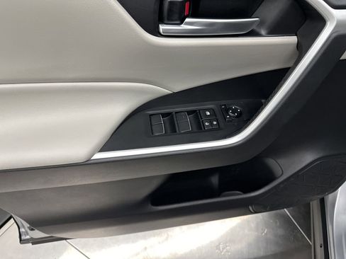 Used 2021 Toyota RAV4 XLE Premium image 12