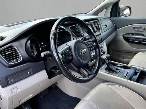 Used 2017 Kia Sedona LX w/ LX Essentials Premium Package FWD image 14
