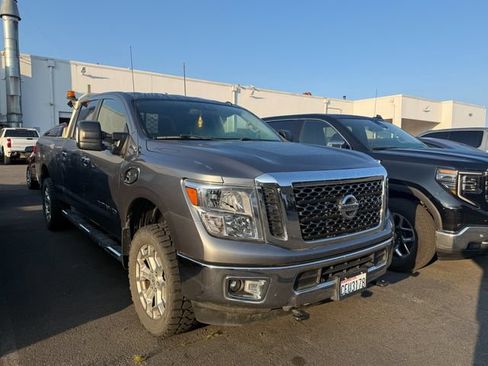 Used 2018 Nissan Titan SV AWD/4WD image 2