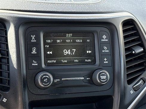 Used 2015 Jeep Cherokee Sport image 19